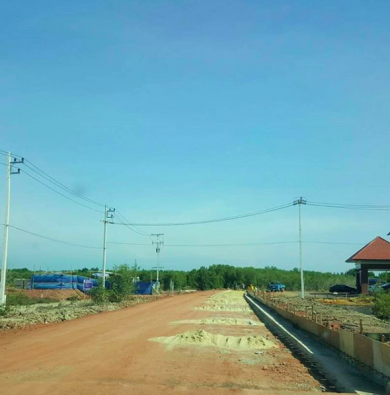 ถนนหน้าสำนักงานกกต.สมุทรสงคราม  โดยผู้รับเหมา แม่กลองสถาปัตย์