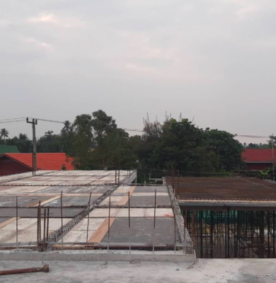บ้านพัก โพธาราม ราชบุรี  ใช้ปั๊มบูม 32 ท่อ 2 ท่อน  เทพื้นชั้น 2 แบบอาคาร 30×30 /50 คิว จัดส่งโดย กาญจนาคอนกรีต