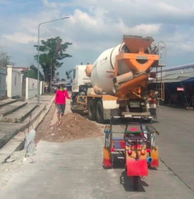 วางท่อเมนประปาถนนริมเขื่อนจากแยกป้อมหนึ่งถึงตลาดศรีนคร นครสวรรค์  ผู้รับเหมา หจก.เปรมศรี 2000  จัดส่งโดย ทริปเปิ้ล ทรี กรุ๊ป